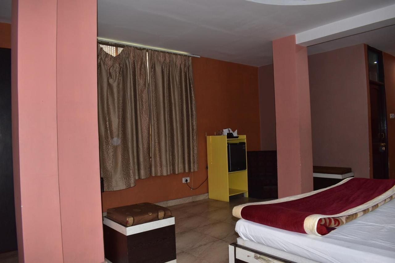 Hotel Nirmal Palace Kānpur Exterior foto